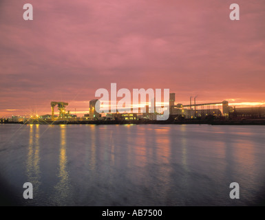 Chemische Arbeiten in der Abenddämmerung; Teil des chemischen Komplexes in Billingham gesehen über den Fluss Tees, Teesside, Cleveland, England, Großbritannien. In den 1980er Jahren Stockfoto