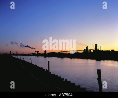 Bestandteil der chemischen Komplex in Billingham gesehen über dem River Tees bei Sonnenuntergang, Teesside, Cleveland, England, UK. Stockfoto