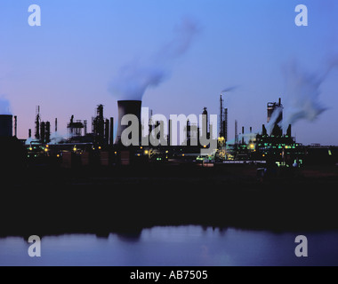 Bestandteil der chemischen Komplex in Billingham gesehen über dem River Tees bei Nacht, Teesside, Cleveland, England, UK. Stockfoto