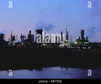 Teil des chemischen Komplexes in Billingham gesehen über den Fluss Tees in der Nacht, Teesside, Cleveland, England, Großbritannien. In den 1990er Jahren Stockfoto