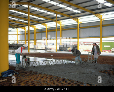 Arbeiter mit einem fahrenden Vibrator auf einen Betonboden kompakte Platten, Stockton-on-Tees, Teesside, Cleveland, England. UK Stockfoto