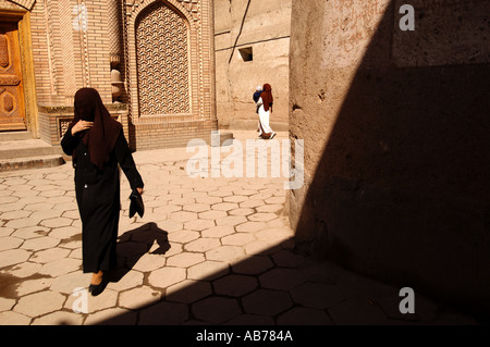 Eine Dame, die zu Fuß in die alten Viertel von Kashgar in China Stockfoto