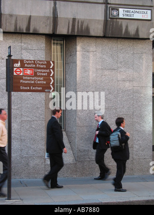 Stadtarbeiter, die in der Threadneedle Street, City of London und Square Mile, London, England, Großbritannien aufwachen Stockfoto