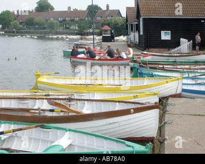 Thorpeness Suffolk East Anglia vertäut Ruderboote auf dem bloßen mit Leuten, die Aufrechnung Stockfoto