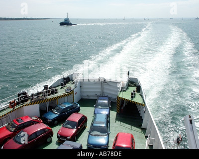 Southampton Wasser Red Funnel Fähren Autos geparkt am Heck Stockfoto