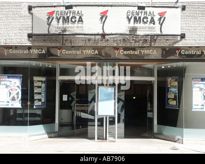 In der Nähe von Tottenham Court Road Eingang zum zentralen Young Mens Christian Association Aufbau einer internationalen Zivildienst Stockfoto