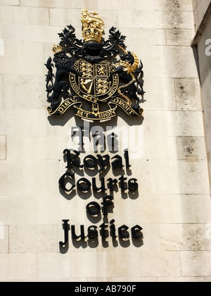 Wappen und Wappen an den Royal Courts of Justice The Strand City of Westminster London England UK Stockfoto