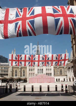 Stadt von London The Guildhall Union Fahnen und Flagge von St. George hing als Girlande über Haupteingang Zufahrt zum Innenhof Stockfoto