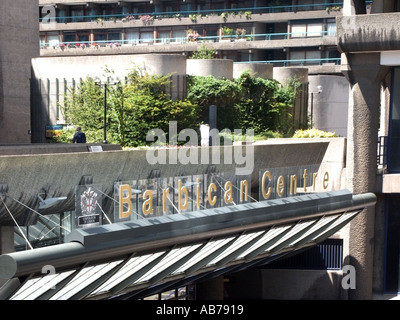 Der Barbican Centre Eingang Kunstkomplex Einbeziehung ein Konzert Halle zwei Theater drei Kinos eine Bibliothek-Kunst-Galerie Stockfoto