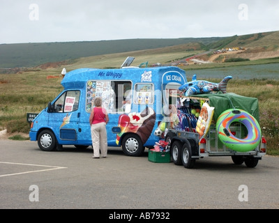 Geschäfts- und Spielzeuganhänger für Eiswagen in Compton Chine Compton Bay Isle of Wight Stockfoto