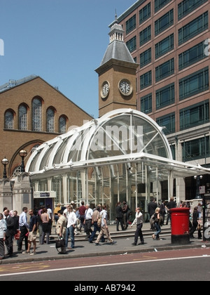 Stadt von London Liverpool Street Main Line Bahnhof und terminal Bishopsgate Eingang Uhrenturm Menschen Stockfoto