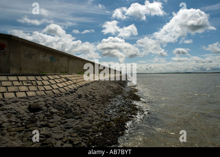 CANVEY ISLAND ESSEX ENGLAND DIE UFERMAUER HOCHWASSERSCHUTZANLAGEN 2007 Stockfoto