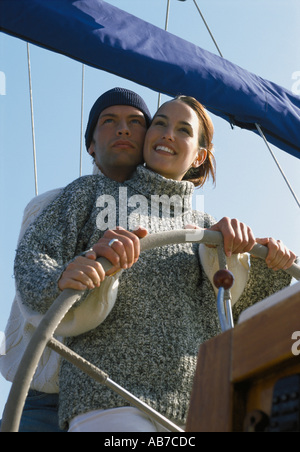 Paar auf Segelboot Stockfoto