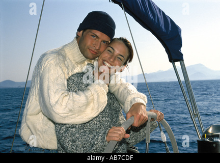 Paar auf Segelboot Stockfoto