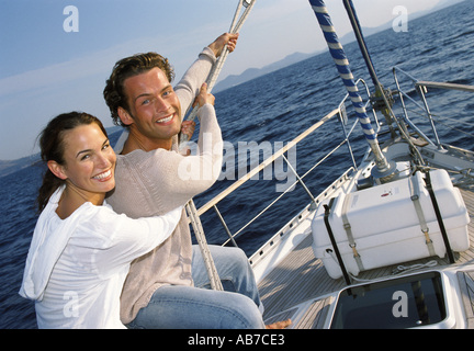 Paar auf Segelboot Stockfoto