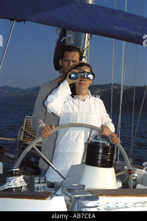 Paar auf Segelboot Stockfoto