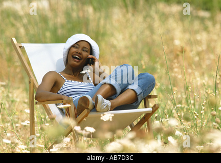 Frau liegend auf Liegestuhl Stockfoto