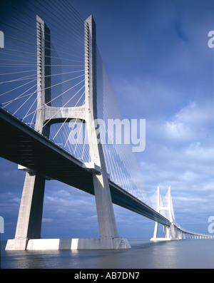 Vasco da Gama Bridge, Lissabon. 31. März 1998 eröffnet. Schrägseilbrücke mit konkreten Kastenträger nähert. Stockfoto