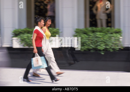 Zwei Frauen mit Einkaufstaschen auf dem Rodeo Drive in Beverly Hills Kalifornien Stockfoto