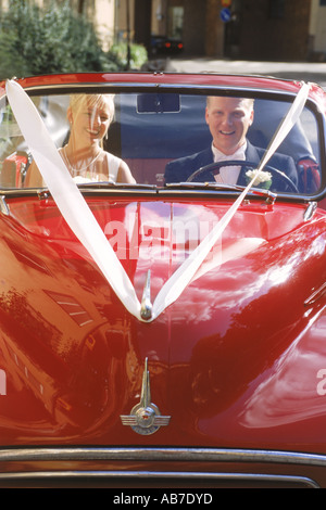 Am Tag der Hochzeit in hellen roten Oldtimer-paar Stockfoto