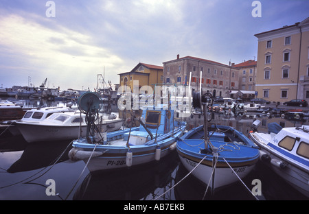 Boote im Hafen von Piran in Slowenien Stockfoto