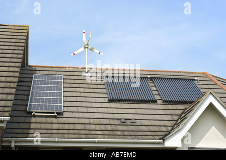 Wind-Turbinen evakuiert Rohr- und Foto Photovoltaik Mikrozellen auf Haus in Ferndown Dorset England geliefert von Powertech Solar Ltd Stockfoto