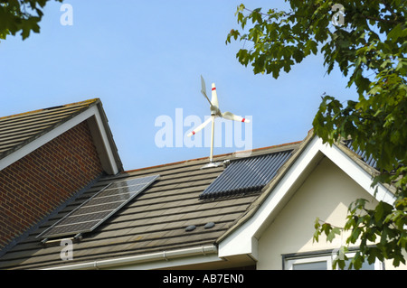 Mikro-Windkraftanlage, solar Photovoltaik & Warmwasserbereitung auf dem Dach des Hauses Ferndown Dorset Stockfoto