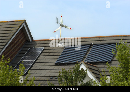 Mikro Wind Turbine Solar Photovoltaik und Evacuated Solarröhren am Dach des Hauses in Ferndown Dorset-England Stockfoto