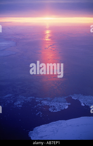 Luftaufnahme von Sonnenaufgang Kreuzung gefrorene Ostsee zwischen Schweden und Finnland Stockfoto