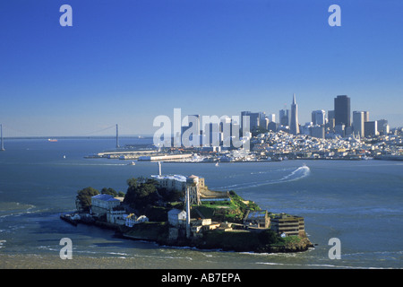 Luftaufnahme der Insel Alcatraz in der San Francisco Bay mit Transamerica Pyramid in der Skyline der Stadt und Bay Bridge Stockfoto