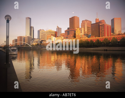 Central Business District reflektiert Yarra River in Melbourne bei Sonnenaufgang Stockfoto