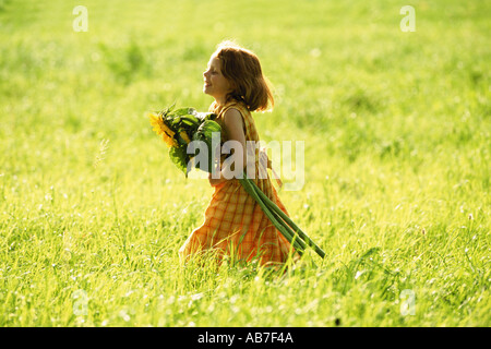 Mädchen mit Sonnenblumen Stockfoto