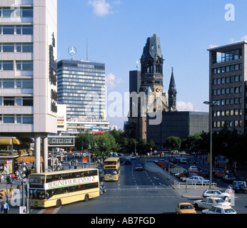 Verkehr an der Ku-Damm-Straße mit Kaiser-Wilhelm-Gedächtniskirche in Berlin Deutschland Stockfoto
