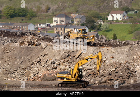 Reklamation-Website der ehemaligen Corus Stahlwerke in Ebbw Vale oder Gwent South Wales UK mit Gehäuse auf Hügel im Hintergrund Stockfoto