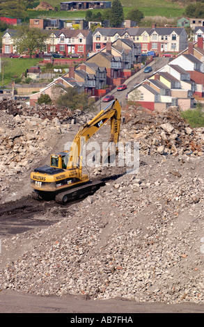 Reklamation-Website der ehemaligen Corus Stahlwerke in Ebbw Vale oder Gwent South Wales UK mit Gehäuse auf Hügel im Hintergrund Stockfoto