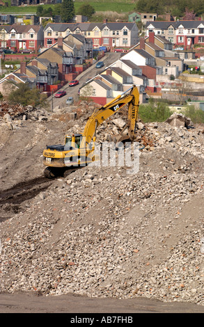Reklamation-Website der ehemaligen Corus Stahlwerke in Ebbw Vale oder Gwent South Wales UK mit Gehäuse auf Hügel im Hintergrund Stockfoto
