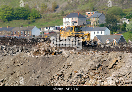 Reklamation-Website der ehemaligen Corus Stahlwerke in Ebbw Vale oder Gwent South Wales UK mit Gehäuse auf Hügel im Hintergrund Stockfoto