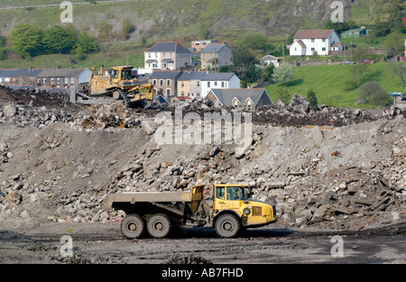 Reklamation-Website der ehemaligen Corus Stahlwerke in Ebbw Vale oder Gwent South Wales UK mit Gehäuse auf Hügel im Hintergrund Stockfoto