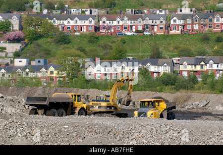 Reklamation-Website der ehemaligen Corus Stahlwerke in Ebbw Vale oder Gwent South Wales UK mit Gehäuse auf Hügel im Hintergrund Stockfoto
