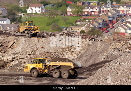 Reklamation-Website der ehemaligen Corus Stahlwerke in Ebbw Vale oder Gwent South Wales UK mit Gehäuse auf Hügel im Hintergrund Stockfoto