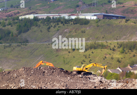Reklamation-Website der ehemaligen Corus Stahlwerke in Ebbw Vale oder Gwent South Wales UK mit Fabrik auf Hügel im Hintergrund Stockfoto