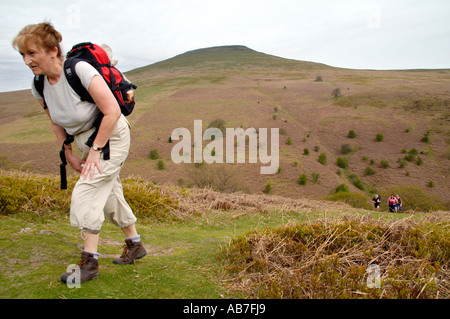 Geführte walking-Gruppe auf Fußweg zum Zuckerhut in der Nähe von Abergavenny Monmouthshire South Wales UK Stockfoto