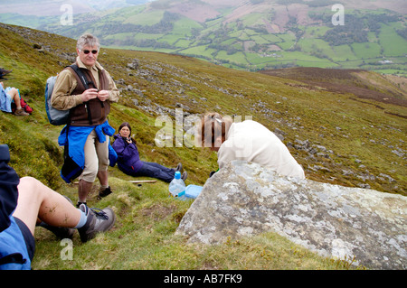 Geführte walking-Gruppe anhalten zum Mittagessen am Zuckerhut Abergavenny Monmouthshire South Wales UK Stockfoto