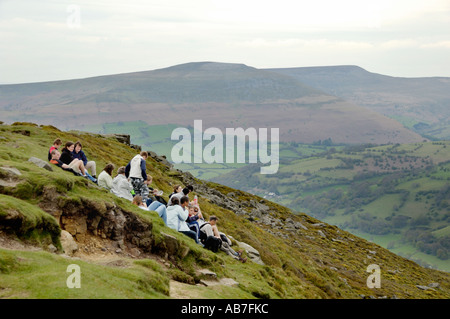 Geführte walking-Gruppe anhalten zum Mittagessen am Zuckerhut Abergavenny Monmouthshire South Wales UK Stockfoto