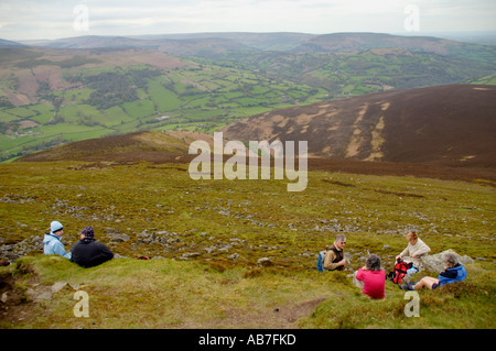 Geführte walking-Gruppe anhalten zum Mittagessen am Zuckerhut Abergavenny Monmouthshire South Wales UK Stockfoto