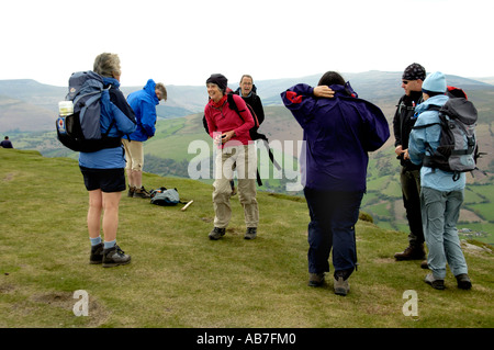 Geführte walking-Gruppe anhalten zum Mittagessen am Zuckerhut Abergavenny Monmouthshire South Wales UK Stockfoto