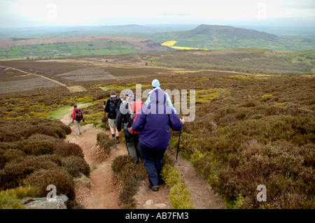 Geführte walking-Gruppe auf Fußweg von Berg Abergavenny Monmouthshire South Wales UK Skirrid Zuckerhut in Ferne Stockfoto