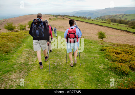 Geführte walking-Gruppe auf Fußweg vom Zuckerhut Abergavenny Monmouthshire South Wales UK Stockfoto
