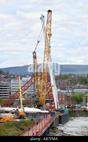 Brücke im Bau über dem Fluss Usk bei Newport South Wales UK 'A' Frame per Kran in Position gehoben Stockfoto