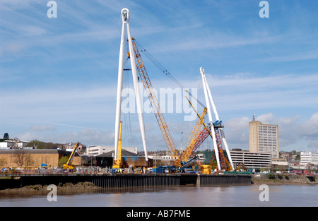 Brücke im Bau über dem Fluss Usk bei Newport South Wales UK 'A' Frame per Kran in Position gehoben Stockfoto